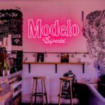 modelo neon sign pink