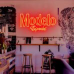 modelo neon sign red