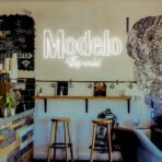 modelo neon sign white